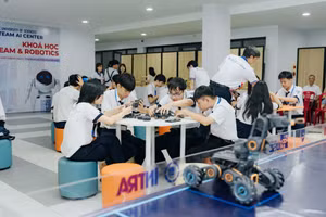Học sinh các trường trải nghiệm tại Trung tâm STEAM & AI, Trường ĐH Khoa học Huế.