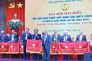 Hội Cựu giáo chức Trường ĐH Y Dược Huế nhận cờ Đơn vị xuất sắc, toàn diện do Trung ương Hội giáo chức Việt Nam trao tặng.