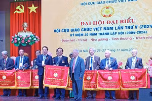 Hội Cựu giáo chức Trường ĐH Y Dược Huế nhận cờ Đơn vị xuất sắc, toàn diện do Trung ương Hội giáo chức Việt Nam trao tặng.