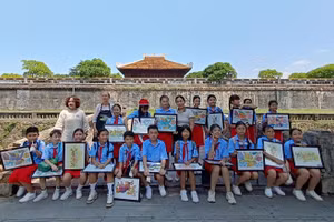 Các em học sinh TP Huế trong giờ học giáo dục di sản tại Đại nội Huế. 