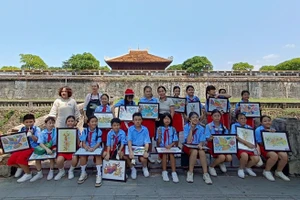 Các em học sinh TP Huế trong giờ học giáo dục di sản tại Đại nội Huế. 