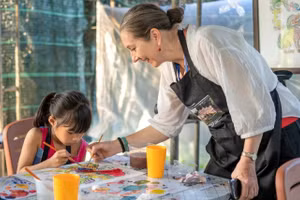 Cô Andrea Teufel hướng dẫn cho học sinh trong chương trình Tô màu Di sản.