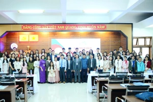 Các đại biểu tham dự Hội thảo Quốc gia Các nhà nghiên cứu trẻ năm 2025 chụp ảnh lưu niệm.