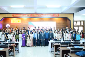 Các đại biểu tham dự Hội thảo Quốc gia Các nhà nghiên cứu trẻ năm 2025 chụp ảnh lưu niệm.