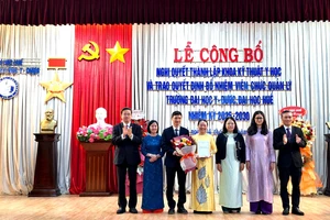 Trao công bố Nghị quyết thành lập Khoa Kỹ thuật Y học thuộc Trường Đại học Y Dược Huế.
