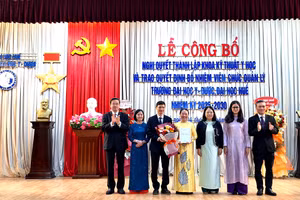 Trao công bố Nghị quyết thành lập Khoa Kỹ thuật Y học thuộc Trường Đại học Y Dược Huế.