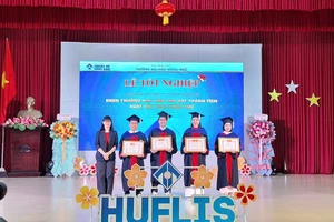 Trường ĐH Ngoại ngữ Huế khen thưởng 4 học viên sau đại học đạt thành tích cao nhất toàn khóa theo từng ngành đào tạo. 