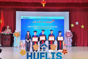 Trường ĐH Ngoại ngữ Huế khen thưởng 4 học viên sau đại học đạt thành tích cao nhất toàn khóa theo từng ngành đào tạo. 
