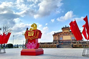 Quảng trường trước Trường THPT chuyên Quốc Học - Huế rực rỡ cờ hoa mừng Đại hội đại biểu toàn quốc lần thứ XIV của Đảng.