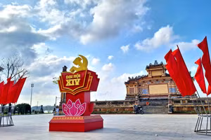 Quảng trường trước Trường THPT chuyên Quốc Học - Huế rực rỡ cờ hoa mừng Đại hội đại biểu toàn quốc lần thứ XIV của Đảng.