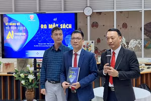 Nhóm tác giả Đại học Huế giới thiệu sách “Kỹ năng số và Ứng dụng AI trong giáo dục”.