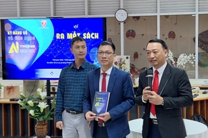 Nhóm tác giả Đại học Huế giới thiệu sách “Kỹ năng số và Ứng dụng AI trong giáo dục”.