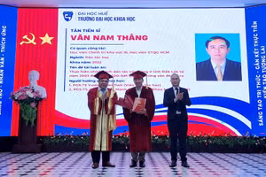 PGS.TS Võ Thanh Tùng, Hiệu trưởng Trường ĐH Khoa học Huế (trái) trao bằng cho tân tiến sĩ năm 2025.