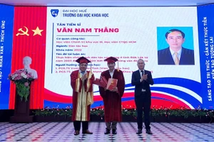 PGS.TS Võ Thanh Tùng, Hiệu trưởng Trường ĐH Khoa học Huế (trái) trao bằng cho tân tiến sĩ năm 2025.
