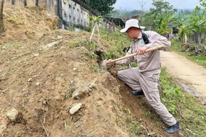 Phát hiện quả bom chùm trước trường học tại TP Huế. (Ảnh: Dự án NPA)