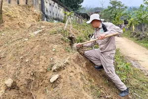 Phát hiện quả bom chùm trước trường học tại TP Huế. (Ảnh: Dự án NPA)