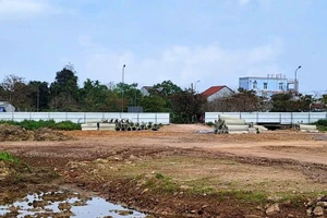 Dự án khu dân cư Tứ Hạ - Hương Văn (tên thương mại Regal Capital) tại TP Huế vừa bị dừng hoạt động thi công xây dựng.