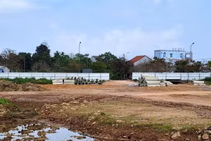 Dự án khu dân cư Tứ Hạ - Hương Văn (tên thương mại Regal Capital) tại TP Huế vừa bị dừng hoạt động thi công xây dựng.