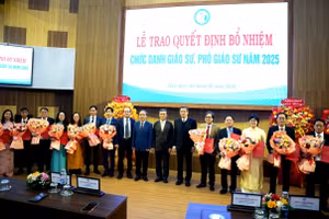 Trường ĐH Y Dược Huế trao quyết định bổ nhiệm chức danh Giáo sư, Phó Giáo sư cho 12 nhà giáo.