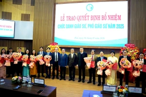 Trường ĐH Y Dược Huế trao quyết định bổ nhiệm chức danh Giáo sư, Phó Giáo sư cho 12 nhà giáo.