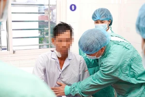 Các bác sĩ Bệnh viện Trung ương Huế kiểm tra sức khỏe bệnh nhân được cắt bỏ thận đa nang "khổng lồ" và ghép thận.