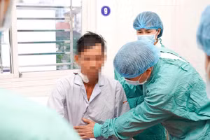 Các bác sĩ Bệnh viện Trung ương Huế kiểm tra sức khỏe bệnh nhân được cắt bỏ thận đa nang "khổng lồ" và ghép thận.