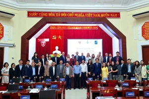 Đại học Huế và đoàn của Chính phủ Ireland chụp ảnh lưu niệm.