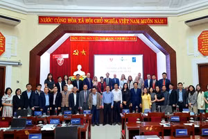 Đại học Huế và đoàn của Chính phủ Ireland chụp ảnh lưu niệm.