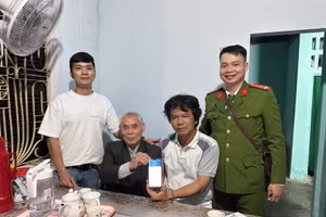 Công an hỗ trợ chủ đại lý vé số nhận lại tiền chi trả nhầm. (Ảnh: CACC)