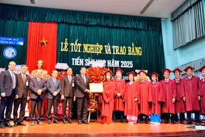 Lễ tốt nghiệp và trao bằng tiến sĩ Y học tại Trường Đại học Y - Dược, Đại học Huế.