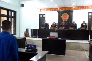 Tòa án nhân dân Thành phố Huế mở phiên tòa sơ thẩm xét xử vụ án “Mua bán trái phép chất ma túy” với bị cáo Đoàn Lê Quốc Phước. (Ảnh: H.D)