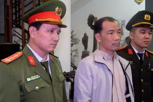 Nguyễn Xuân Bình (giữa) khi bị bắt. (Ảnh: CACC)