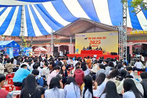 Chương trình Tư vấn mùa thi năm 2025 tại Thành phố Huế ngày 1/3 thu hút gần 5.000 học sinh tham gia. (Ảnh: Đại Dương)