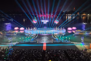 Đêm khai mạc năm du lịch quốc gia - Huế 2025 tại sân khấu nổi sông Hương. (Ảnh: Đình Hoàng).
