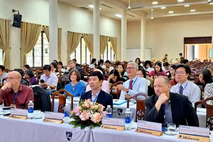 Các nhà khoa học trong nước và quốc tế tham dự Hội thảo “Vùng duyên hải từ góc nhìn so sánh lịch sử và quốc tế: Những vấn đề truyền thông, kỹ thuật và chính sách”. (Ảnh: Đại Dương)