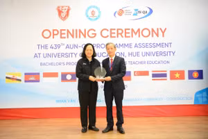 GS.TS Alyssa Peleo-Alampay, Trưởng đoàn đánh giá ngoài tặng quà lưu niệm cho TS Lê Hồ Sơn, Hiệu trưởng Trường Đại học Sư phạm, Đại học Huế. (Ảnh: Huy Lê) 