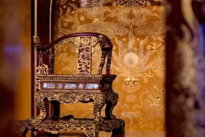 Bảo vật quốc gia "Ngai vua triều Nguyễn" thời điểm chưa bị kẻ xấu phá hoại.