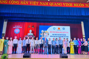 Các đại biểu chụp hình lưu niệm tại Hội thảo Khoa học quốc gia “Thực trạng và giải pháp thực hiện Chương trình GDPT cấp tiểu học”