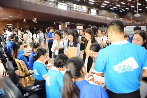 Các tân sinh viên làm thủ tục nhập học tại Trường Đại học Sư phạm, Đại học Huế.