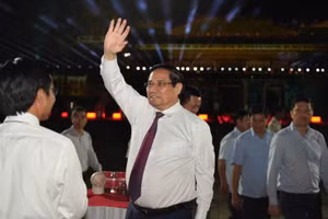 Thủ tướng Phạm Minh Chính chào khán giả TP Huế tại cầu truyền hình đặc biệt mừng 80 năm Quốc khánh. (Ảnh: Minh Hoàng)