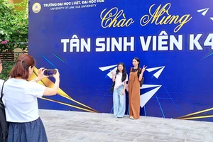 Các tân sinh viên háo hức nhập học tại các trường Đại học ở TP Huế.