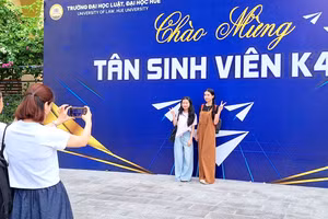 Các tân sinh viên háo hức nhập học tại các trường Đại học ở TP Huế. 