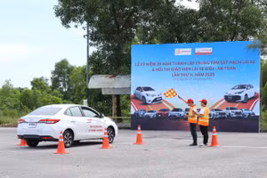 Các giáo viên tranh tài tại Hội thi "Giáo viên lái xe giỏi - An toàn" lần II tại TP Huế.