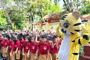 Học sinh lớp 1 TP Huế rộn ràng niềm vui ngày tựu trường.