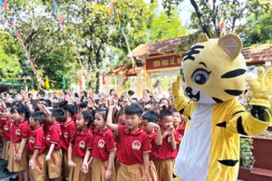 Học sinh lớp 1 TP Huế rộn ràng niềm vui ngày tựu trường.