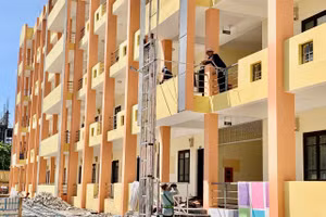 Quang cảnh khẩn trương tu sửa tại Ký túc xá Đại học Huế trước thềm năm học mới.