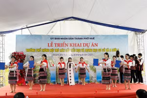 Văn nghệ chào mừng Lễ triển khai dự án các Trường phổ thông nội trú liên cấp tại các xã biên giới TP Huế. (Ảnh: Ngọc Hiếu) 