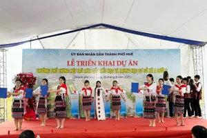 Văn nghệ chào mừng Lễ triển khai dự án các Trường phổ thông nội trú liên cấp tại các xã biên giới TP Huế. (Ảnh: Ngọc Hiếu)