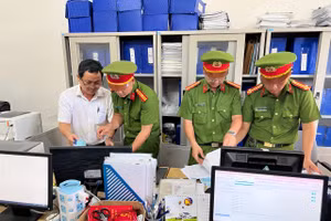 Công an khám xét Chi cục Thủy sản trực thuộc Sở Nông nghiệp và Môi trường TP Huế.