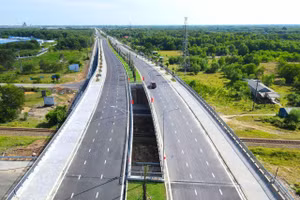 Tuyến đường cứu hộ cứu nạn Phong Điền - Điền Lộc nối phường Phong Điền đến phường Phong Phú vừa được thông xe. 